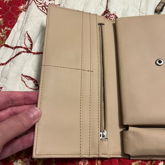 Guess Wallet - Picture 16 of 16